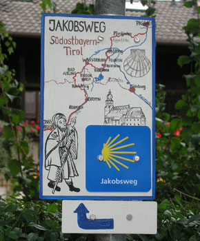 Bild mit Schild zur Wegbeschreibung des Jakobswegs